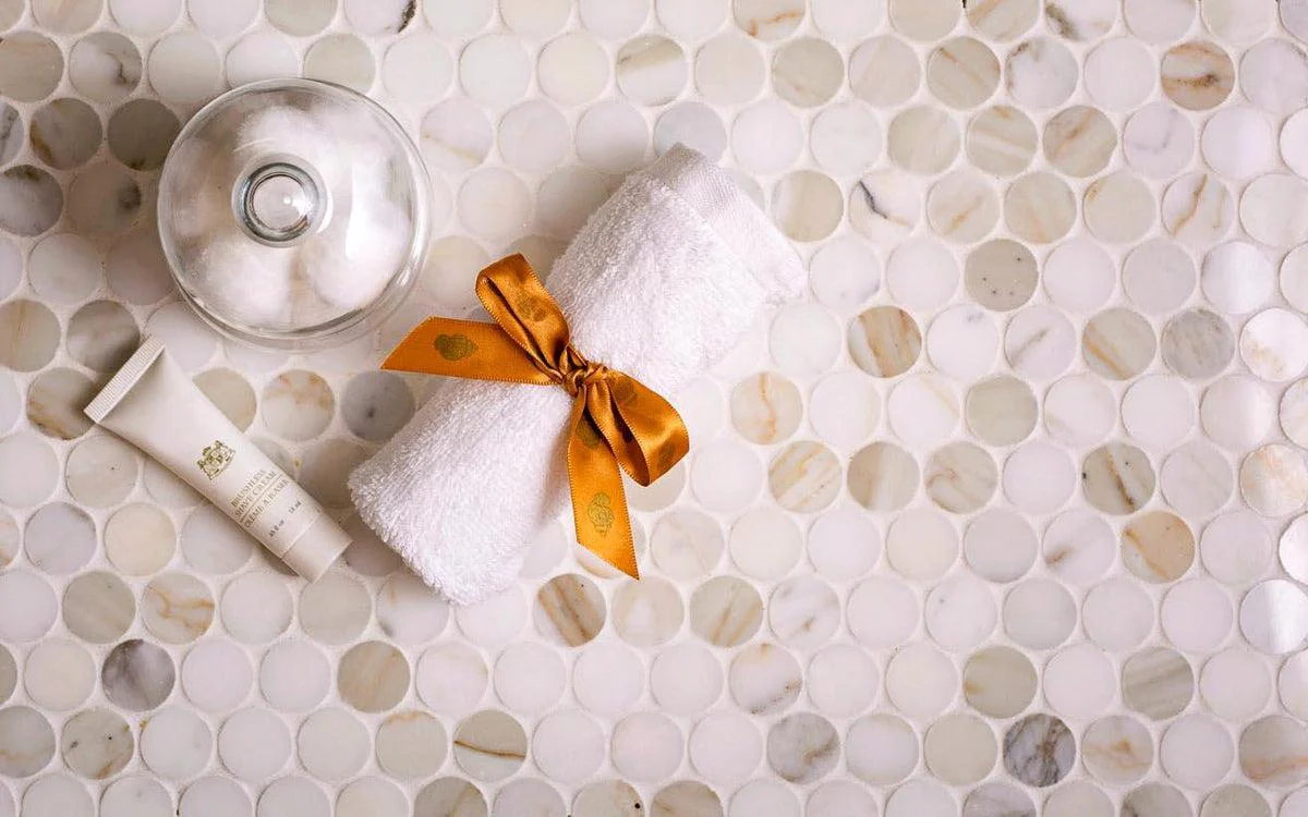 Calacatta Gold Marble 1.2" Penny Tile Polished - Image 5